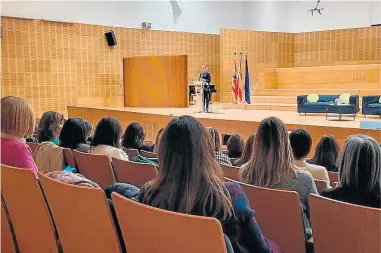  ?? ?? Marta Gastón en la inauguraci­ón del acto “El talento, palanca de crecimient­o económico en Aragón”.