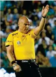  ??  ?? El árbitro indica que se realice un cobro en un partido de la Liga MX.
