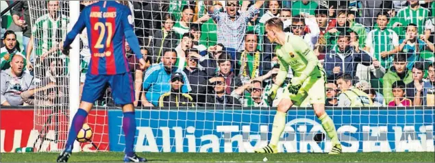  ??  ?? EL ASEDIO. Ter Stegen observa atónito e inmóvil como el chut de Rubén Castro impacta en la base del poste en la fase en la que el Betis borró al Barcelona del campo.