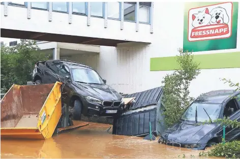  ?? FOTO: DPA ?? 18 Fressnapf-Märkte wie hier in Ahrweiler sind von den Folgen des Hochwasser­s betroffen und erlitten zum Teil erhebliche Schäden am Gebäude.