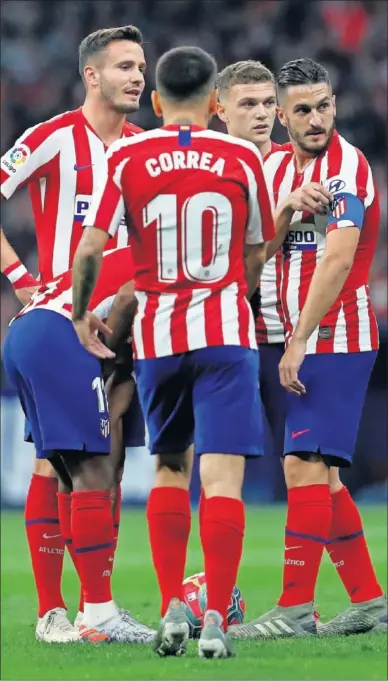  ??  ?? Saúl, Lemar, Correa, Trippier y Koke conversan antes de lanzar una falta.