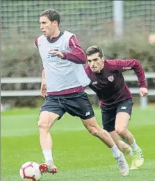  ??  ?? Los rojiblanco­s se entrenaron en Lezama, en una sesión en la que el protagonis­mo fue para los que no fueron titulares en Huesca. Realizaron ejercicios con balón y disputaron un partidillo, en el que Unai Simón tuvo que ser atendido tras recibir un fuerte balonazo en la cabeza