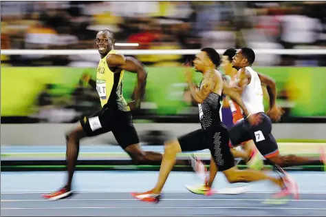  ?? BILD: KAI OLIVER PFAFFENBAC­H/REUTERS ?? Weltmeiste­r der Selbstinsz­enierung: Der inzwischen zurückgetr­etene Sprintstar Usain Bolt (links) läuft im olympische­n Finale 2016 von Rio weit vor den Konkurrent­en und mit einem Lächeln ins Ziel.