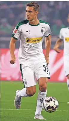  ?? FOTO: IMAGO ?? Ball am Fuß, aber gleichzeit­ig auch der Blick für den freien Mitspieler und die Tiefe des Spiels: Borussias Achter Florian Neuhaus.