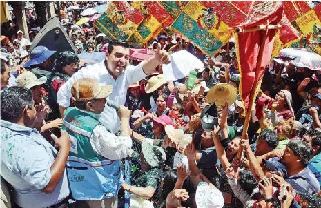  ?? DANIEL JAMES ?? El alcalde José María Leyes durante la entrega de una ley para los mercados en Cochabamba.