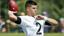  ?? KEITH SRAKOCIC — THE ASSOCIATED PRESS ?? The Eagles will see a lot of Pittsburgh Steelers quarterbac­k Mason Rudolph, throwing at practice in Latrobe on Tuesday, in Thursday’s game.