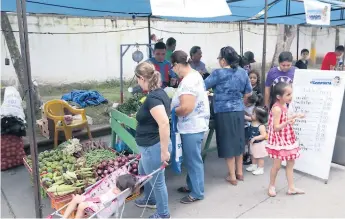  ?? FOTO: GILBERTO SIERRA ?? VENTAS. La feria en la avenida Junior beneficia a compradore­s de la zona.