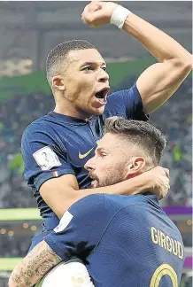  ?? EFE ?? Kylian Mbappé celebra uno de sus goles con Olivier Giroud.