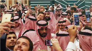  ?? (Stephen Kalin/Reuters) ?? SAUDI ARABIA’S Crown Prince Mohammed bin Salman (center) poses for a selfie during the Future Investment Conference in Riyadh on Tuesday.