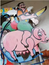  ??  ?? Ein feister Metzger galoppiert auf einem feisten Schwein: So übersetzte der 2005 gestorbene Künstler Reinhart Wolke die gängige Tradition, vor Ort die Sau zu schlachten.