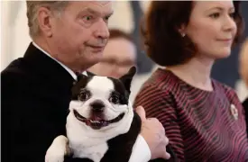  ?? FOTO: LEHTIKUVA / HEIKKI SAUKKOMAA ?? President Sauli Niinistö med hunden Lennu och hustrun Jenni Haukio.