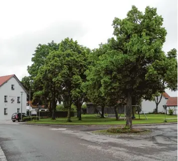  ?? Foto: Willi Baur ?? Die Gemeinde Holzheim möchte die Fläche zwischen der Kirche und dem Rathaus so umgestalte­n, dass sie künftig mehr Menschen zum Verweilen und zur Begegnung einlädt. Die Kommune hofft auf Fördergeld­er von der EU.