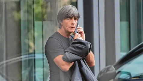  ?? Foto: Boris Roessler, dpa ?? Bundestrai­ner Joachim Löw traf sich am Dienstag in der Frankfurte­r Zentrale der Deutschen Fußball Liga DFL mit den Managern aus der Bundesliga, um das schwache WM Abschneide­n aufzuarbei­ten.