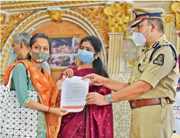  ?? — S. SURENDER REDDY ?? Hyderabad police commission­er Anjani Kumar presents the appointmen­t letter to two aspirants at the job mela in Hyderabad on Saturday.