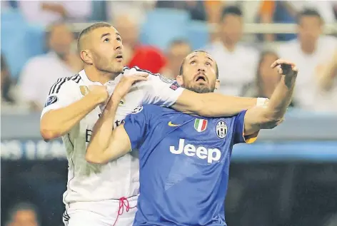  ?? FOTO: DPA ?? Zweikampf in sehr wörtlichem Sinn: Karim Benzema (Real, li.) gegen Turins Giorgio Chiellini.