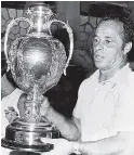  ?? GLEANER 1970 PHOTO ?? Leading amateur in the 1970 Jamaica Open Invitation­al Golf Championsh­ip, with a total of 303, was Lindy Delapenha, seen here carrying off his trophy after the presentati­on ceremony.