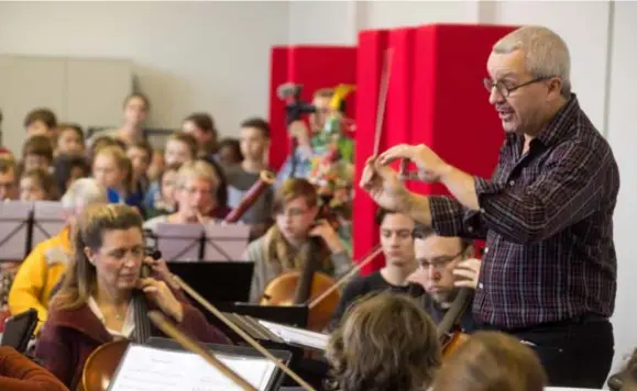  ?? FOTO JORIS HERREGODS ?? Dirigent Philippe Van den Hoek aan het werk. “Die fluiten klinken vals! Straks bijstellen!”