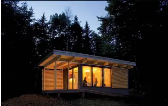  ??  ?? La Sépaq inaugure cet été les EXP, des habitation­s minimales au design épuré qui permettent de se sentir très près de la nature grâce aux baies vitrées.