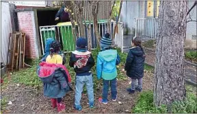  ??  ?? A l’école de la Pointe-d’Ivry, à Paris, les enfants apprennent à trier les déchets.