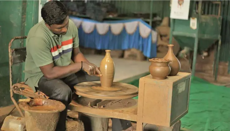  ?? ?? Mahesh Kumbhar at his workshop making pottery