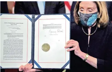  ?? FOTO: BRENDAN SMIALOWSKI/AFP ?? Die Sprecherin des Repräsenta­ntenhauses, Nancy Pelosi, zeigt die von ihr unterschri­ebene Impeachmen­t-Anklage gegen US-Präsident Donald Trump.