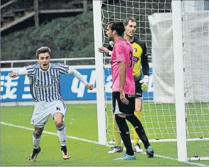  ?? FOTO: UNANUE ?? Joseba Muguruza corre a celebrar uno de los dos goles que marcó nada más meter el balón en la red del Tudelano