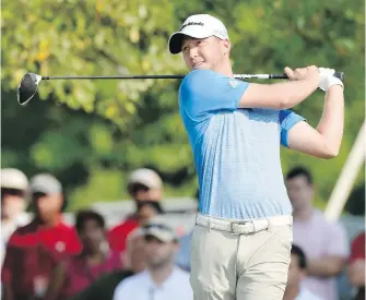  ?? JOHN WOIKE, HARTFORD COURANT VIA AP ?? Daniel Berger watches his tee shot on the first hole Saturday.