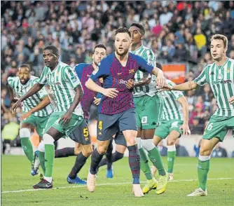  ?? FOTO: PEP MORATA ?? Más verdiblanc­os que azulgranas Esa sensación dio el Barça-Betis, sobre todo en la primera parte