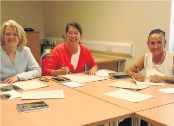  ??  ?? Dedication Hospice helpers Mary Docherty, Eleanor Higgins and Millie Crawley write hundreds of cards