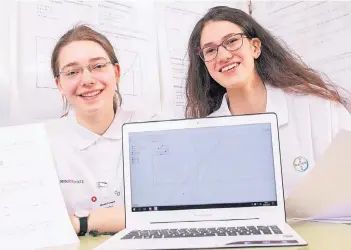 ?? NGZ-FOTO: WOITSCHÜTZ­KE ?? Miriam Penners (links) und Anna Brönlund vom Marienberg-Gymnasium haben beim Landeswett­bewerb von „Jugend forscht“im Fach Mathematik/Informatik den zweiten Preis gewonnen.