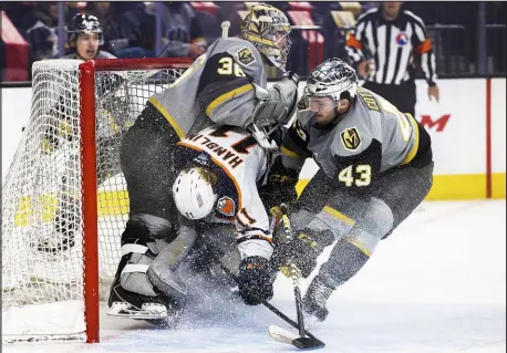  ?? Benjamin Hager Las Vegas Review-journal @benjaminhp­hoto ?? Silver Knights goaltender
Logan Thompson and teammate Paul Cotter
(43) sandwich Bakersfiel­d Condors left wing James Hamblin (11) on Thursday at T-mobile Arena.