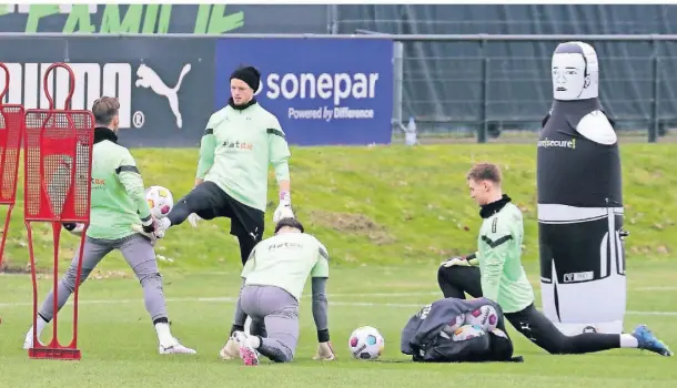  ?? FOTO: DIRK PÄFFGEN ?? Borussias Torhüter-Team bei den Profis ist seit der Rückkehr von Jonas Omlin (M.) wieder komplett.