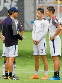  ??  ?? MOTIVACIÓN.José Cardozo conversa con Jesús Godínez durante una práctica.