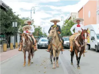  ?? Foto: José María Vázquez ?? MONTADOS en caballos pura sangre, 70 jinetes desfilaron por la avenida Madero.