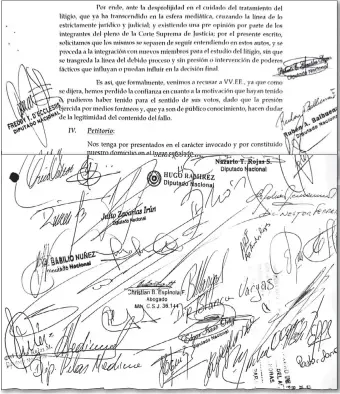  ??  ?? Una de las páginas del documento presentado por los diputados ante la Corte Suprema.