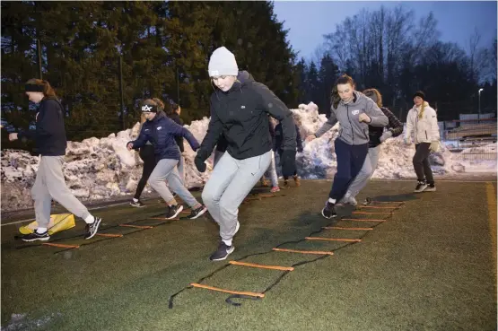  ?? FOTO: NIKLAS TALLQVIST ?? ■ Leppävaara­n Pyrintös baskettjej­er tränade på idrottspla­nen i Alberga i går. Maija och Lumi närmast kameran.