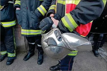  ??  ?? Les sapeurs-pompiers sont victimes de nombreuses agressions lors de leurs interventi­ons.