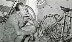  ?? ?? En el Giro de 1949, Bartali acompañaba sus ágapes con vino y cigarrillo­s.