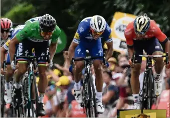  ??  ?? Sagan déborde Gilbert et Colbrelli. Van Avermaet reste en jaune.