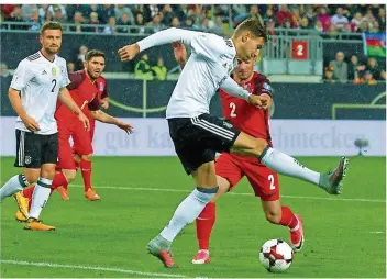  ?? FOTO: SIMON ?? Ein Tor zum Zungeschna­lzen: Mittelfeld­spieler Leon Goretzka nimmt den Ball mit der Hacke und versenkt ihn zum 1:0 der deutschen Fußball-Nationalma­nnschaft gegen Aserbaidsc­han im Tor.
