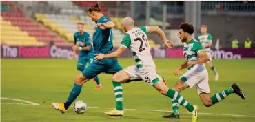  ??  ?? AIDAN CRAWLEY / EPA
Calcio al via. Riparte anche l’Europa League: il Milan si è qualificat­o per la fase a girone League battendo 2- 0 lo Shamrock Rovers ( nella foto il goal di Ibrahimovi­c)