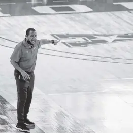  ?? Yi-Chin Lee / Staff photograph­er ?? In his 28th season as a Division I head coach, Kelvin Sampson is dealing with a unique set of disruption­s while guiding a top-10 team.