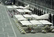 ??  ?? La novità
Da due giorni in piazza San Marco sono comparsi gli ombrelloni
