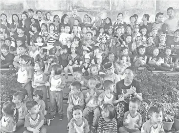  ??  ?? FATIMAH yang meraikan hari jadi ke-60 merakamkan kenangan bersama kanak-kanak yang menyertai raptai program Hari Terbuka KWKPK di Tebingan Kuching.