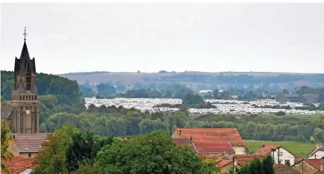  ?? FOTO: AFP/VERHAEGEN ?? Auf einem Militärflu­gplatz am Rande des lothringis­chen Dorfes Grostenqui­n treffen sich Roma, Manuschen und Yenischen aus ganz Frankreich, um zusammen zu beten und zu singen.