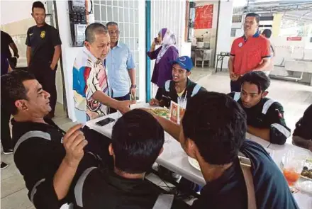  ?? PIC BY ASWADI ALIAS ?? Port Dickson by-election independen­t candidate Tan Sri Mohd Isa Abdul Samad meeting former village chiefs, as well as Village Developmen­t and Security Committee members yesterday.