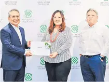  ?? — Photo from Khazanah Nasional ?? Jenifer receives the le er of award from Amirul. Also seen is The Borneo Post chief content officer Raynore Mering.