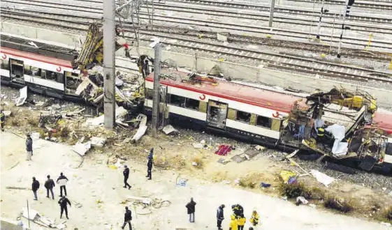  ?? EMILIO NARANJO / EFE ?? Explosión Vista de la estación de Atocha poco después de la detonación de una bomba el 11M de 2004. ▷