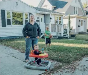  ??  ?? WAUKESHA, WISCONSIN Brittany Brunke, mère de famille: « Je ne regrette pas mon vote mais je pourrais voter démocrate aux prochaines élections. »