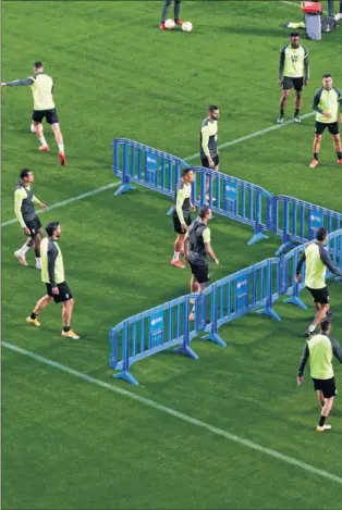  ??  ?? Los jugadores del Granada, ayer por la tarde durante el último entrenamie­nto previo al e